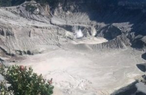 El punto caliente del cráter de la montaña Tangkuban parahu no muestra la expansión El punto caliente del cráter de la montaña Tangkuban parahu no muestra la expansión