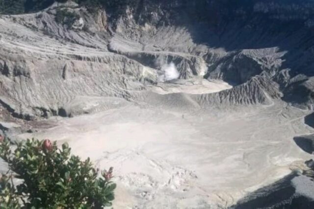 El punto caliente del cráter de la montaña Tangkuban parahu no muestra la expansión

