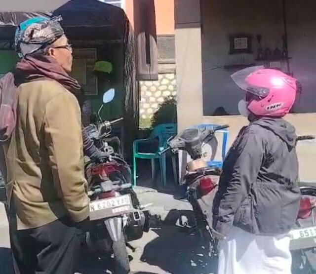 Los residentes de Ngadisari bloquean motocicletas automáticas a Bromo para la seguridad de los turistas

