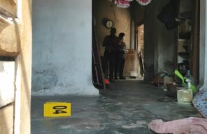 El cadáver de una joven fue encontrada muerta desnuda en un residente de la casa de Grati, un oficial de policía El cadáver de una joven fue encontrada muerta desnuda en un residente de la casa de Grati, un oficial de policía