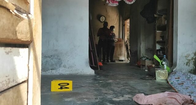 El cadáver de una joven fue encontrada muerta desnuda en un residente de la casa de Grati, un oficial de policía

