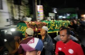 Las víctimas de presunto asesinato en Grati son enterradas, la familia le pidió a la policía que arrestara de inmediato a los perpetradores. Las víctimas de presunto asesinato en Grati son enterradas, la familia le pidió a la policía que arrestara de inmediato a los perpetradores.