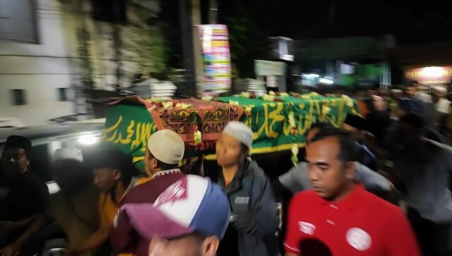 Las víctimas de presunto asesinato en Grati son enterradas, la familia le pidió a la policía que arrestara de inmediato a los perpetradores.

