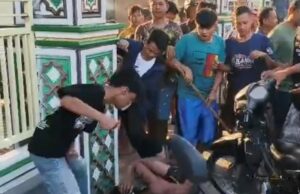 Los hombres de Sukorejo fueron golpeados por las masas en Rembang a la Fuerza de Tarea de Probolinggo Miras sobre gas | Periódico en línea 13 de junio Supuestamente queriendo robar, un hombre de Sukorejo fue golpeado por las masas en Rembang