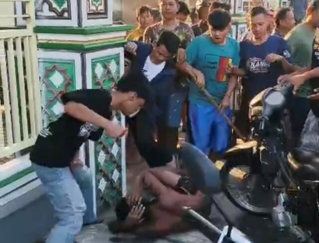 Supuestamente queriendo robar, un hombre de Sukorejo fue golpeado por las masas en Rembang

