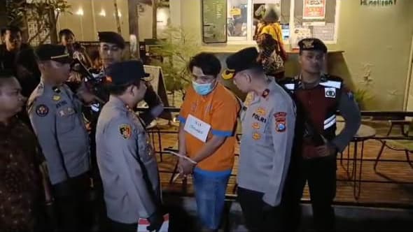 Casi tres años, el especialista de Curanmor, Rivandi, fue finalmente Casi tres años, el especialista de Curanmor, Rivandi, fue finalmente arrestado por la policía en Lumajang