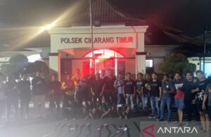 La policía regional de Bekasi armó las peleas entre los grupos adolescentes mató a los miembros de Karang Taruna La policía regional de Bekasi armó las peleas entre los grupos adolescentes mató a los miembros de Karang Taruna