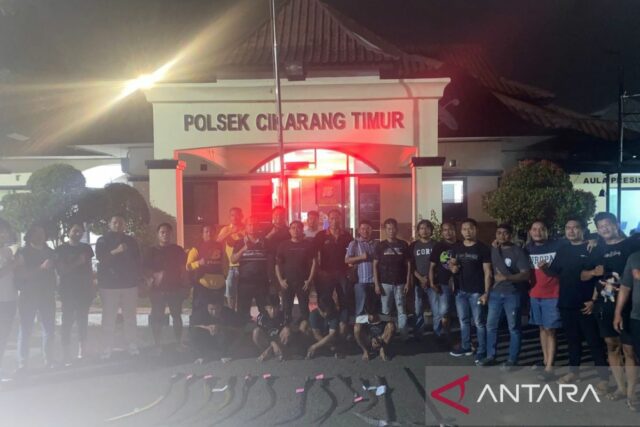 La policía regional de Bekasi armó las peleas entre los grupos adolescentes mató a los miembros de Karang Taruna

