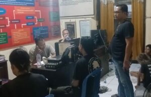 Anjal fue asesinado presuntamente perseguido por su propio amigo durante una fiesta alcohólica en Pandaan, cuatro niños punk fueron asegurados Anjal fue asesinado presuntamente perseguido por su propio amigo durante una fiesta alcohólica en Pandaan, cuatro niños punk fueron asegurados