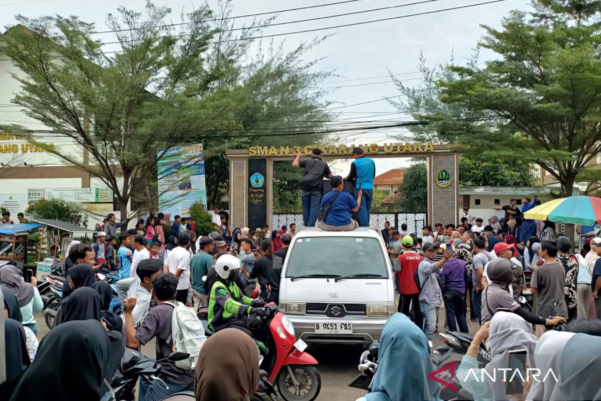 Los residentes hacen una demostración de protestas de SPMB SMAN 3 North Cikarang

