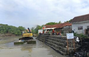 La escuela primaria Kalibuntu Probolinggo erosionada por abrasión, ¡el gobernador de Java Oriental actuó inmediatamente! La escuela primaria Kalibuntu Probolinggo erosionada por abrasión, ¡el gobernador de Java Oriental actuó inmediatamente!