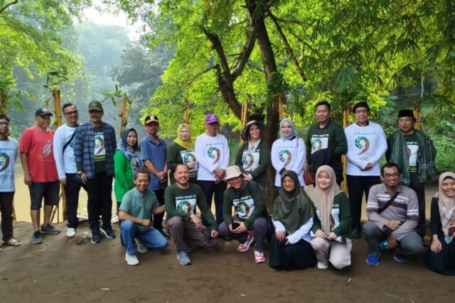 Sksg Ui Emparejando verde waqf Greening las orillas del río Ciliwung

