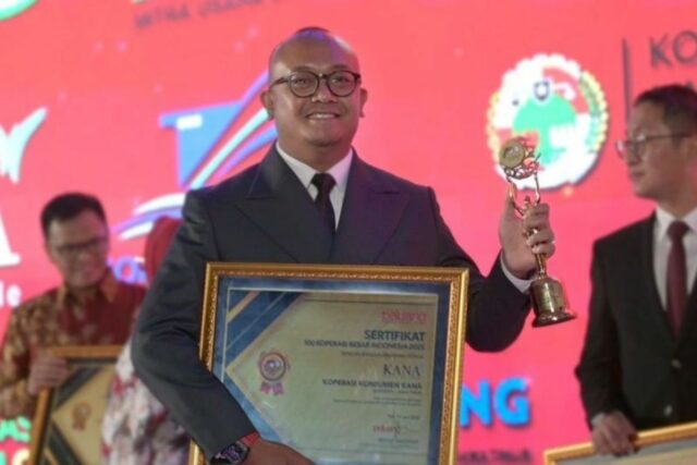 Premio Cooperativo Kana Kana en el lanzamiento de libros y premio 100 KBI 2025

