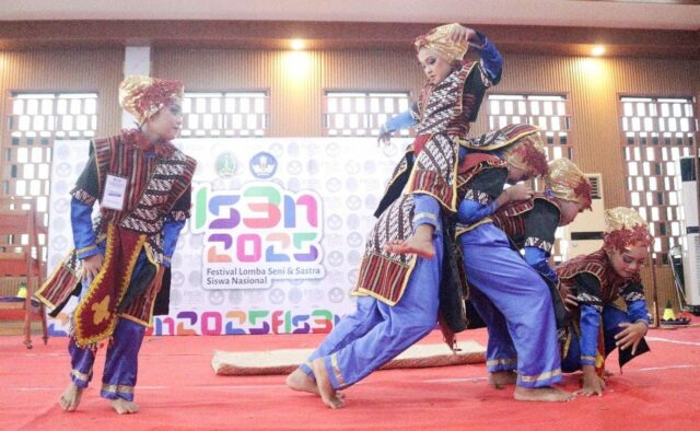 Meriah, 21 grupos de baile SD/Mi muestran sus dientes en la competencia FLS2N 2025 Pasuruan City

