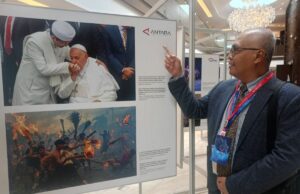 La foto del trabajo de reportero entre Ahmad Subaidi se exhibió en San Petersburgo Rusia La foto del trabajo de reportero entre Ahmad Subaidi se exhibió en San Petersburgo Rusia