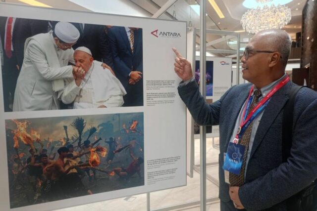 La foto del trabajo de reportero entre Ahmad Subaidi se exhibió en San Petersburgo Rusia

