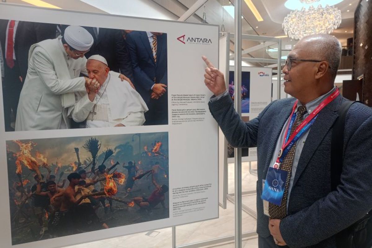 La foto del trabajo de reportero entre Ahmad Subaidi se exhibió en San Petersburgo Rusia

