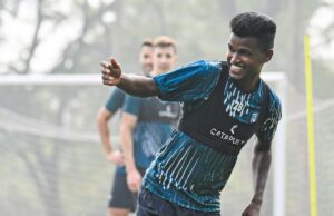 El mediocampista Bekey Oram extiende la estadía con Northeast United El mediocampista Bekey Oram extiende la estadía con Northeast United