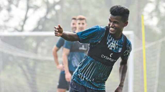 El mediocampista Bekey Oram extiende la estadía con Northeast United

