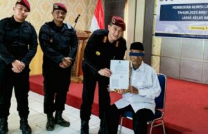 82 -Year -sold prisioneros en karawang lapas reciben remisión de edad Narapidana berusia 82 tahun di Lapas Karawang terima remisi usia