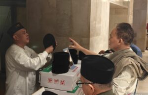 Peci Sukarman, el más cazado para los peregrinos en la mezquita de Istiqlal Peci Sukarman, el más cazado para los peregrinos en la mezquita de Istiqlal