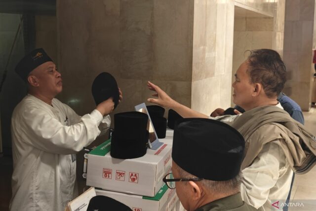 Peci Sukarman, el más cazado para los peregrinos en la mezquita de Istiqlal

