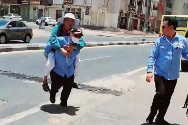 Inspector General del Monitor del Ministerio de Religión que ayuda directamente a los primeros peregrinos de Nafar en Makkah

