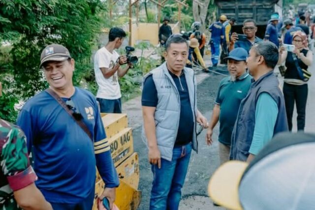 El regente de Karawang le pidió al Ministerio de Obras Públicas que se tomara serias sobre el daño a la carretera en la línea de Pantura.

