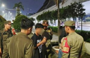 Satpol PP Karawang todavía encontrando estudiantes que violan las reglas de toque de queda Satpol PP Karawang todavía encontrando estudiantes que violan las reglas de toque de queda