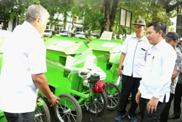 El gobierno de Regency de Purwakarta distribuyó 15 unidades de máquinas de trillador de arroz para grupos de agricultores

