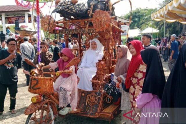 Miles de residentes de varias regiones animan a la fiesta a llamar a la tribu West Bangka Ketapik

