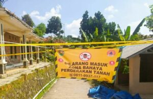 El gobierno de la regencia de Purwakarta hizo un llamamiento a los residentes para que se mantuvieran alejados de la ubicación del desastre de la tierra en movimiento El gobierno de la regencia de Purwakarta hizo un llamamiento a los residentes para que se mantuvieran alejados de la ubicación del desastre de la tierra en movimiento