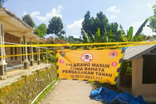 El gobierno de la regencia de Purwakarta hizo un llamamiento a los residentes para que se mantuvieran alejados de la ubicación del desastre de la tierra en movimiento

