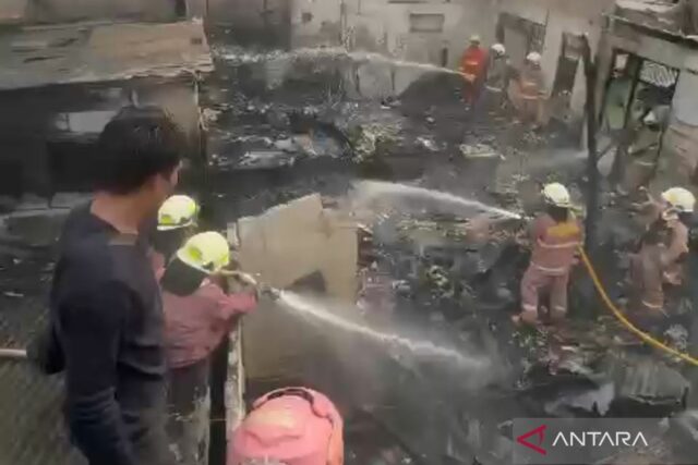 Un hombre resultó gravemente herido al ayudar a extinguir una casa de residencia en Palmerah

