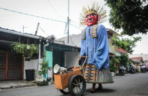 Ondel-ondel en manos de Pram y Rano Ondel-ondel en manos de Pram y Rano