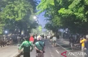 La policía investigó las peleas en Pasar Rebo, lo que causó a una persona. La policía investigó las peleas en Pasar Rebo, lo que causó a una persona.