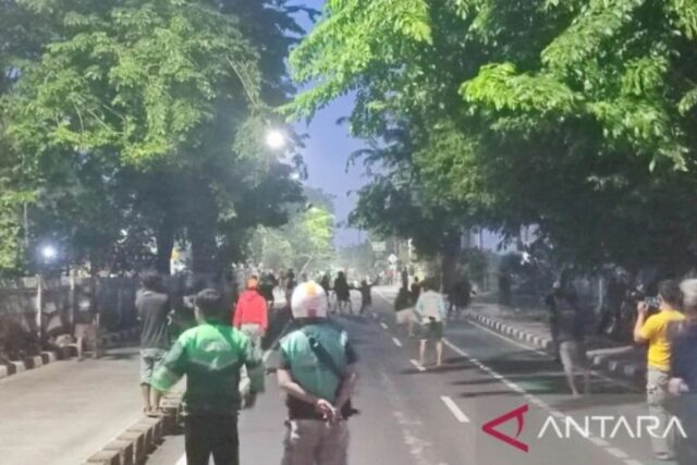 La policía investigó las peleas en Pasar Rebo, lo que causó a una persona.

