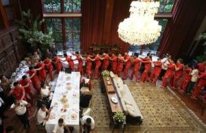 Invitado a encontrarse con Prabowo en su casa, el equipo nacional indonesio cantó celebró la victoria