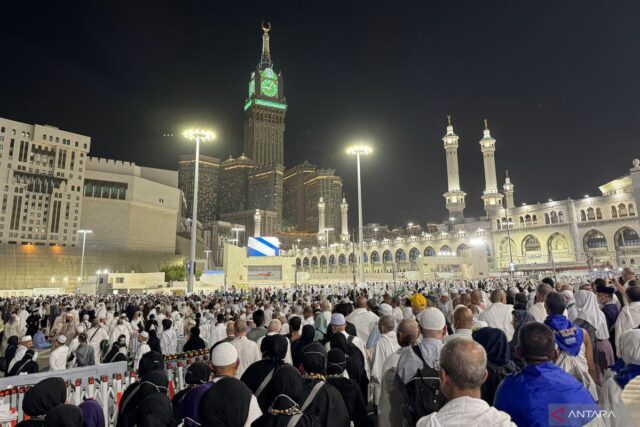 El guardián del último regreso de los peregrinos indonesios en El guardián del último regreso de los peregrinos indonesios en Makkah