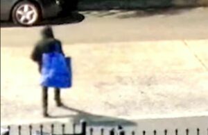 Un hombre de 34 años fue encontrado fatalmente apuñalado, y la policía está buscando una silueta con capucha Un hombre de 34 años fue encontrado fatalmente apuñalado, y la policía está buscando una silueta con capucha