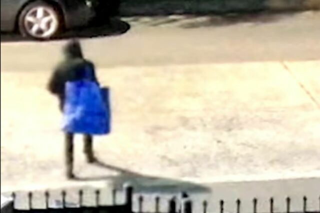 Un hombre de 34 años fue encontrado fatalmente apuñalado, y la policía está buscando una silueta con capucha

