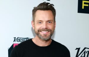 Joel McHale admite haber gastado $ 10,000 por 4 trasplantes de cabello Joel McHale admite haber gastado $ 10,000 por 4 trasplantes de cabello
