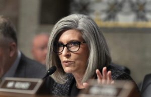 El desastre de Joni Ernst ‘Todos vamos a morir’ le gana un retador Joni Ernst's 'we all are going to die' disaster earns her a challenger