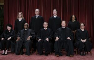 La jueza Amy Coney Barrett tiene a Trump furioso por romper rangos FILE - Members of the Supreme Court sit for a new group portrait following the addition of Associate Justice Ketanji Brown Jackson, at the Supreme Court building in Washington, Oct. 7, 2022. Bottom row, from left, Associate Justice Sonia Sotomayor, Associate Justice Clarence Thomas, Chief Justice of the United States John Roberts, Associate Justice Samuel Alito, and Associate Justice Elena Kagan. Top row, from left, Associate Justice Amy Coney Barrett, Associate Justice Neil Gorsuch, Associate Justice Brett Kavanaugh, and Associate Justice Ketanji Brown Jackson. (AP Photo/J. Scott Applewhite, File)