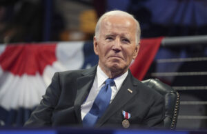 El Departamento de Justicia planea perder el tiempo con la investigación de Biden FILE -President Joe Biden attends the Department of Defense Commander in Chief farewell ceremony at Joint Base Myer-Henderson Hall, Jan. 16, 2025, in Arlington, Va. (AP Photo/Evan Vucci, File)