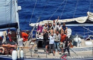El barco de asistencia de Gaza apoyado en el puerto de Israel, los voluntarios fueron detenidos El barco de asistencia de Gaza apoyado en el puerto de Israel, los voluntarios fueron detenidos