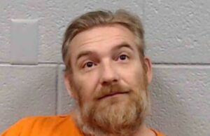 El hombre habría agredido sexualmente a una niña, lo que lleva al nacimiento de 3 niños. El hombre habría agredido sexualmente a una niña, lo que lleva al nacimiento de 3 niños.