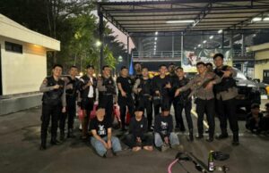 La policía asegura a 3 personas que llevan arma afilada a la bomba de Molotov para la pelea en el centro de Yakarta