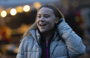 Lindsey Graham publica en las redes sociales como un raro edgelord Climate activist Greta Thunberg dances after addressing tens of thousands of people who marched through Amsterdam, Netherlands, Sunday, Nov. 12, 2023, to call for more action to tackle climate change. Thunberg was among the speakers at the march that comes 10 days before national elections in the Netherlands. (AP Photo/Peter Dejong)