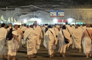 Los peregrinos ondulados, indonesios han arrojado a Jumrah desde la madrugada del viernes por la mañana